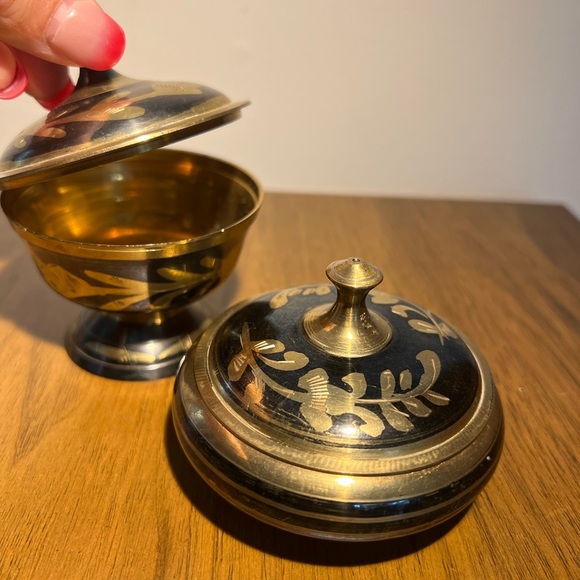 Brass and black jewelry, trinket dishes, make up holders vintage etched India - Picture 3 of 9